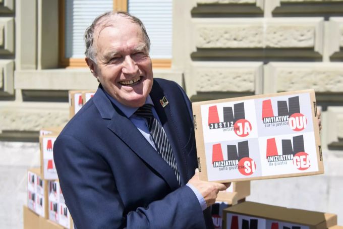 Initiator Adrian Gasser bei der Einreichung der Justizinitiative. Adrian gasser justizinitiative