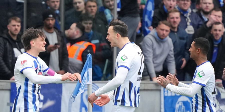 Fabian Reese (l) und Hertha BSC schossen Schalke 04 tiefer in den Abstiegskampf.