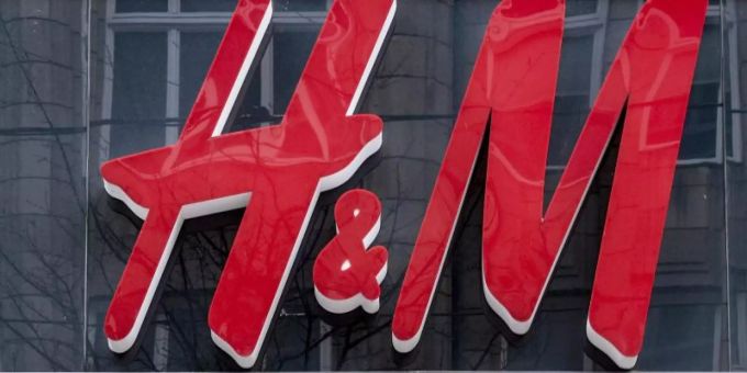 Das Logo der Modekette H&M hängt über dem Eingang des Kaufhauses in der Hamburger Innenstadt. Foto: Axel Heimken/dpa Das Logo der Modekette H&M hängt über dem Eingang des Kaufhauses in der Hamburger Innenstadt. Foto: Axel Heimken/dpa