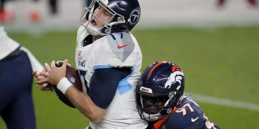 Die Tennessee Titans um Quarterback Ryan Tannehill (l) haben einige Corona-Fälle im Team. Foto: David Zalubowski/AP/dpa