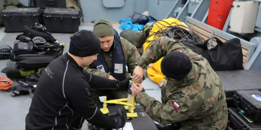 Polnische Marine-Taucher bereiten Einsatz vor