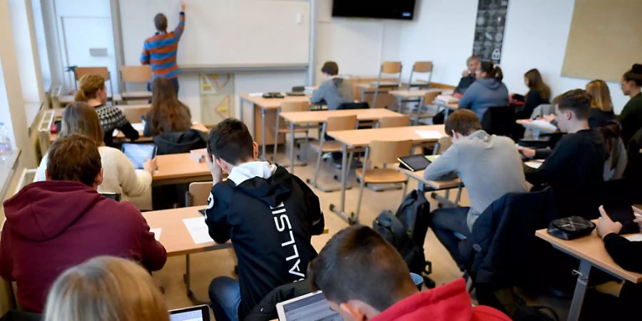 Welche Berufswünsche Jugendliche haben, hängt auch von ihrer Schullaufbahn ab. Jugendliche, die das Gymnasium absolvieren, wünschen sich Berufe mit höherem sozialen Status als Jugendliche in einer Berufslehre. (Symbolbild)