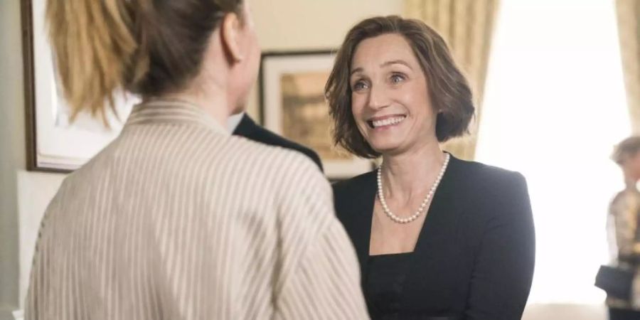 Kate (Kristin Scott Thomas, r) und Lisa (Sharon Horgan) wollen sich die Zeit mit Singen vertreiben. Foto: Leonine/dpa
