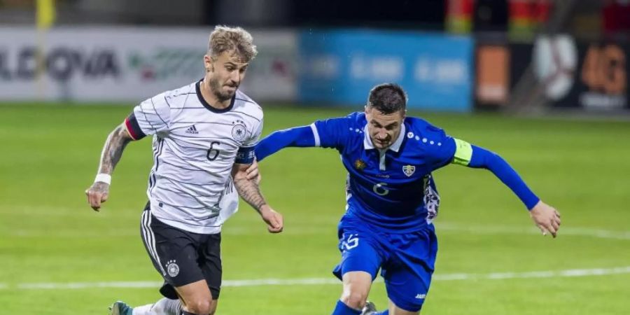 Niklas Dorsch (Deutschland, l) und Cristian Dros (Moldau) kämpfen um den Ball. Foto: Str/dpa