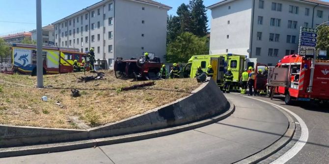 Auto überschlägt sich in Kreisel