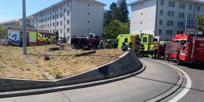 Auto überschlägt sich in Kreisel. Auto überschlägt sich in Kreisel