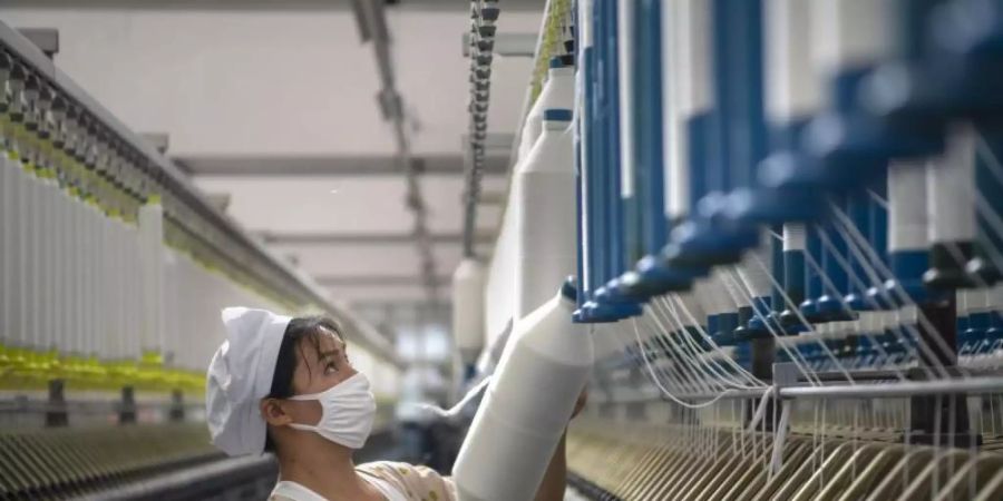 Produktion in einer Textilfabrik in der ostchinesischen Provinz Jiangsu. Foto: CHINATOPIX/AP/dpa