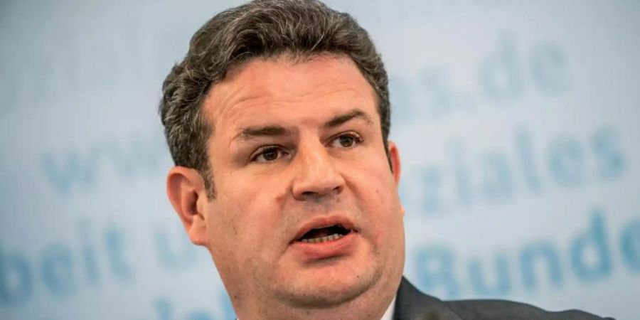 Arbeitsminister Hubertus Heil hat schärfere Regeln für die Fleischwirtschaft angekündigt. Foto: Michael Kappeler/dpa
