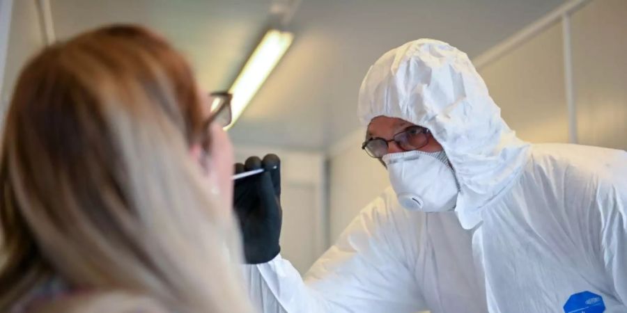 Frau bei einem Corona-Test in Dortmund