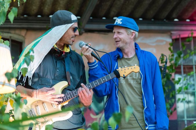 Sänger und Bandleader Stude (Mark Stalder) und Gitarrist Crimson.