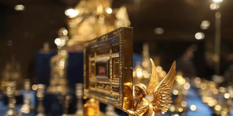 Eine Staurothek mit Engelsfiguren aus dem Jahr 1893 in einer Vitrine. Foto: Oliver Berg/dpa