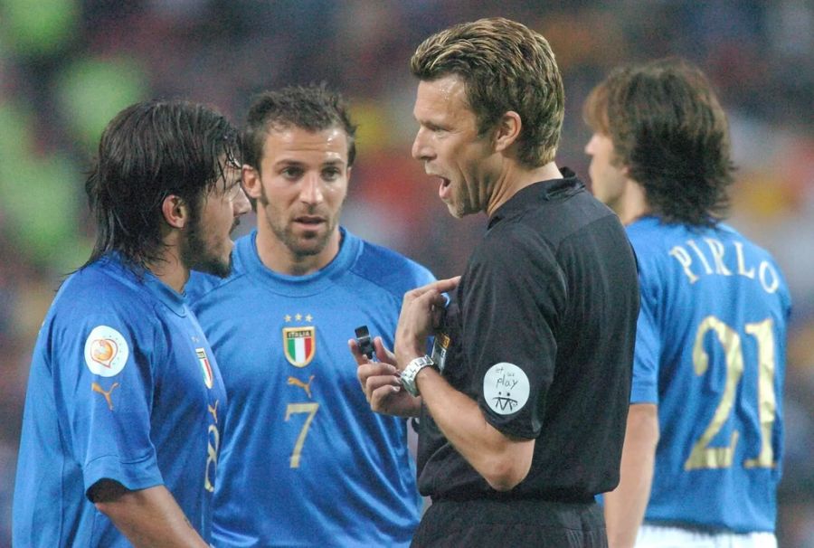 Urs Meier im Gespräch mit Gennaro Gattuso und Alessandro Del Piero.