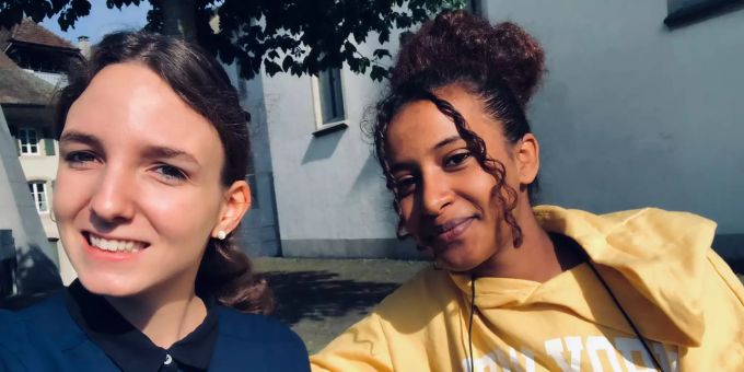 Selina Urech und ihre Mentee bei einer Lernpause.