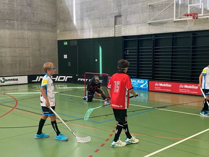 Häfliger (links) wartet den Freischlag von Team Aarau ab. UHC Lenzburg
