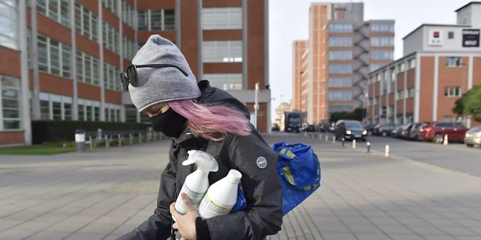 Angesichts sprunghaft steigender Corona-Zahlen greift Tschechien zu drastischen Massnahmen, die einem landesweiten Lockdown gleichkommen. Foto: Dalibor Glück/CTK/dpa techechien
