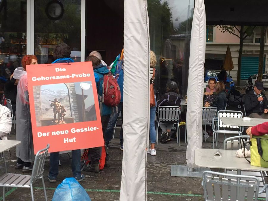 Corona-Leugner sind in Zürich mit Plakaten und Parolen unterwegs.