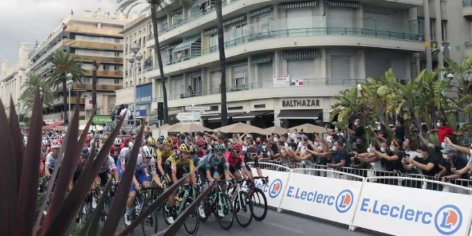 Die Tour de France 2020 versucht Abstand zu halten. Foto: Thibault Camus/AP/dpa Die Tour de France 2020 versucht Abstand zu halten. Foto: Thibault Camus/AP/dpa
