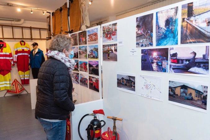 Marie Louise Peier bestaunt die ausgestellten Fotos. 1200 Bilder wurden digitalisiert.