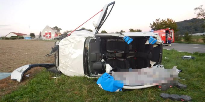 Beim Unfall wurde der Lenker im Auto eingeklemmt. Unfall