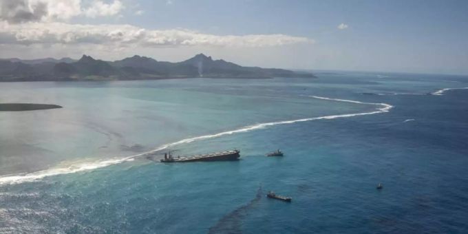 Blick auf den Frachter «Wakashio», der bereits am 25. Juli auf Grund lief und vor der Ostküste von Mauritius im Indischen Ozean liegt. Foto: Gwendoline Defente/Etat Major des Armees/AP/dpa Mauritius (Insel)