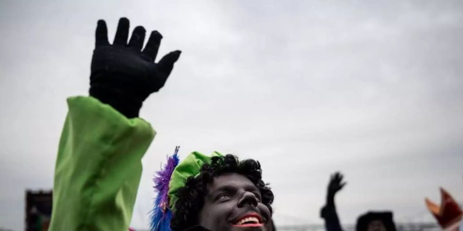 Der Sinterklaas (Nikolaus) aus Venlo kommt mit mehreren «Zwarten Piets» (Schwarze Peter) im Gefolge mit dem Boot an. «Blackface» und Behauptungen über eine jüdische Kontrolle der Welt sollen bei Facebook künftig gelöscht werden. Foto: Fabian Strauch/dpa