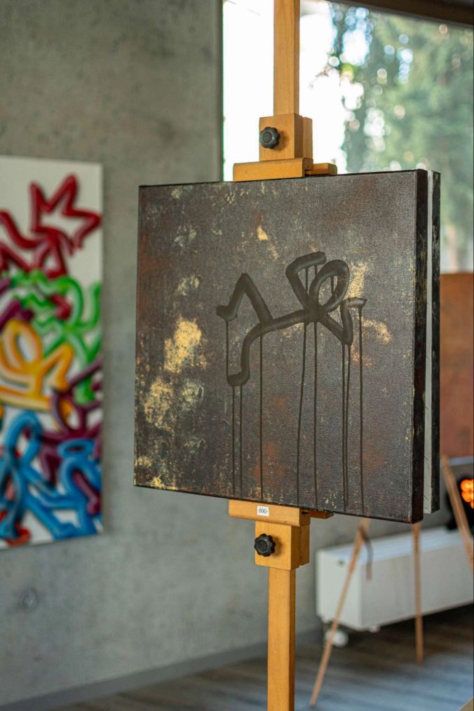 Auf den meisten Kunstwerken von Pirmin Breu findet man seine Figuren.