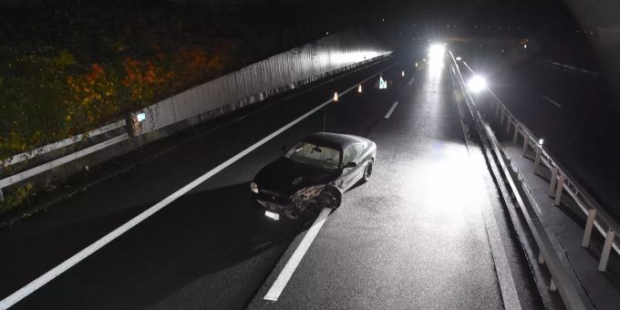 Ein 20-Jähriger liess seinen demolierten Wagen mitten auf der A2 stehen. Buochs A2