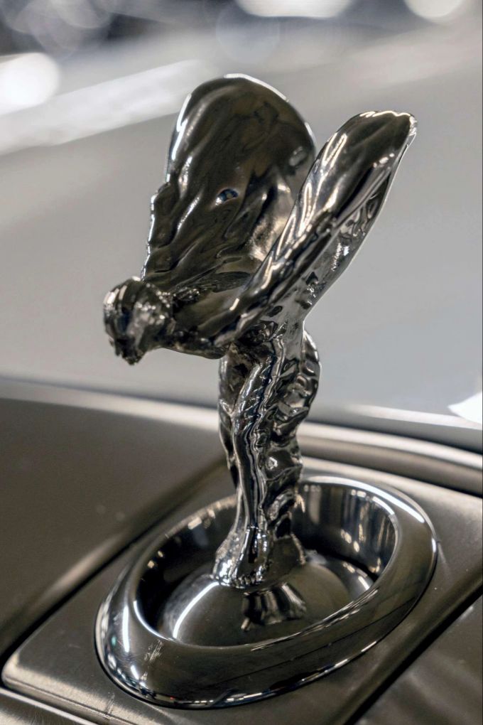 Emily (Spirit of Ecstasy) ziert  seit 1911 den Verschluss des Wasserkühlers eines Rolls-Royce