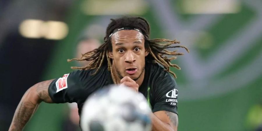 Flog nicht mit dem VfL Wolfsburg in die Ukraine: Kevin Mbabu. Foto: Peter Steffen/dpa