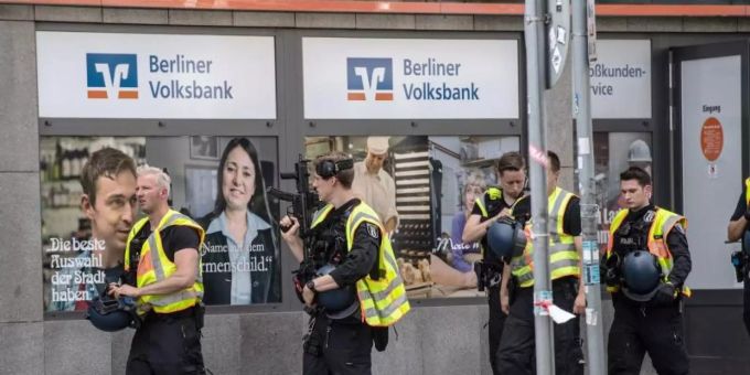 Polizei-Einsatz in Berlin-Wilmersdorf. Mehrere Täter haben versucht, eine Bank zu überfallen. Foto: Paul Zinken/dpa-Zentralbild/dpa Polizei-Einsatz in Berlin-Wilmersdorf. Mehrere Täter haben versucht, eine Bank zu überfallen. Foto: Paul Zinken/dpa-Zentralbild/dpa