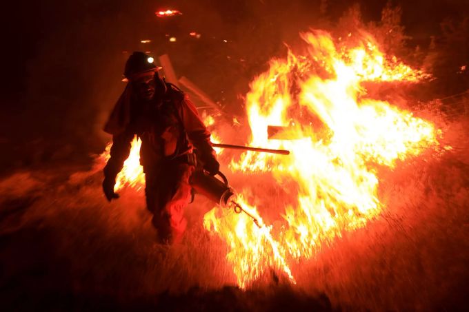 USA, Colusa County: Feuerwehrleute sind bei einem Waldbrand im Einsatz. Foto: Kent Porter/The Press wladbrand kalifornien
