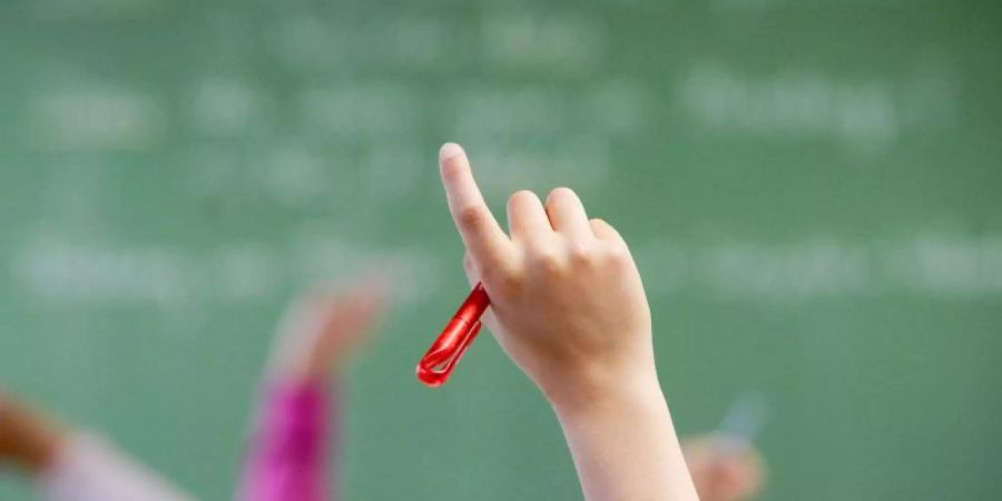 Laut ifo-Bildungsbarometer spricht sich eine Mehrheit für ein Zentralabitur sowie einheitliche Abschlussprüfungen an Real- und Hauptschulen aus. Foto: picture alliance / Marijan Murat/dpa