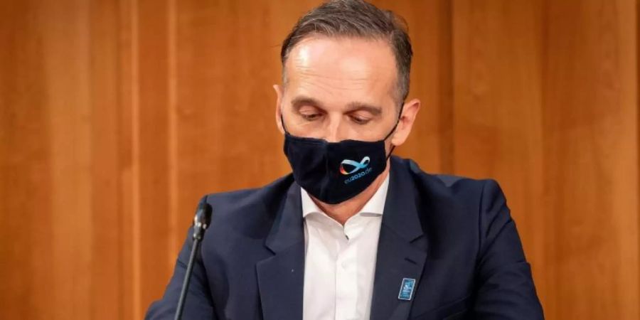 Aussenminister Heiko Maas (SPD) checkt wahrscheinlich seine Nachrichten, möglicherweise spielt er aber auch ein Videospiel während der der Gespräche der EU-Aussenminister in Berlin. Foto: Kay Nietfeld/dpa