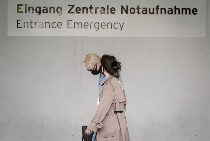Am 24. August besuchte Nawalnys Ehefrau Julia das Berliner Spital. Germany Russia Navalny