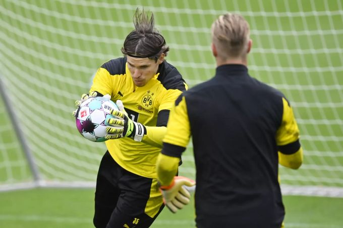 Beim BVB läuft die Vorbereitung auf die neue Saison der Bundesliga auf Hochtouren. BVB Marwin Hitz Bundesliga