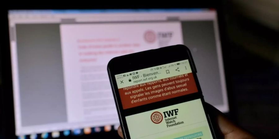 Ein Mädchen hält ihr Smartphone