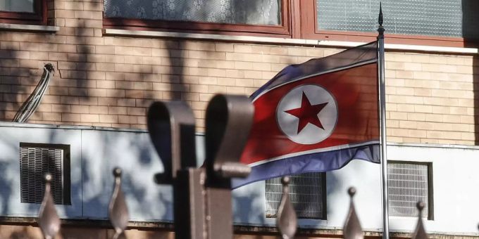 Die nordkoreanische Flagge weht auf dem Gelände der nordkoreanischen Botschaft in Rom. Nordkorea