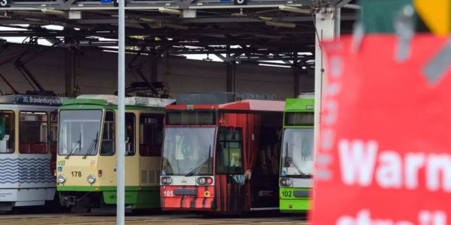 Ein rotes Plakat mit der Aufschrift «Warnstreik» klebt an der Einfahrt zu den Verkehrsbetrieben Brandenburg an der Havel GmbH. Foto: Soeren Stache/dpa-Zentralbild/ZB