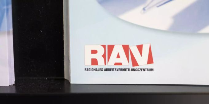 Logo eines Regionalen Arbeitsvermittlungszentrums RAV - das Referendum gegen die Überbrückungsrente für ausgesteuerte Arbeitslose über 60 ist gescheitert. (Symbolbild) Logo eines Regionalen Arbeitsvermittlungszentrums RAV - das Referendum gegen die Überbrückungsrente für ausgesteuerte Arbeitslose über 60 ist gescheitert. (Symbolbild)