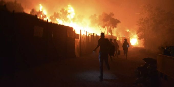 Das Flüchtlingslager Moria auf Lesbos steht gemäss Angaben der Behörden komplett in Flammen. Flüchtlingslager Moria Lesbos