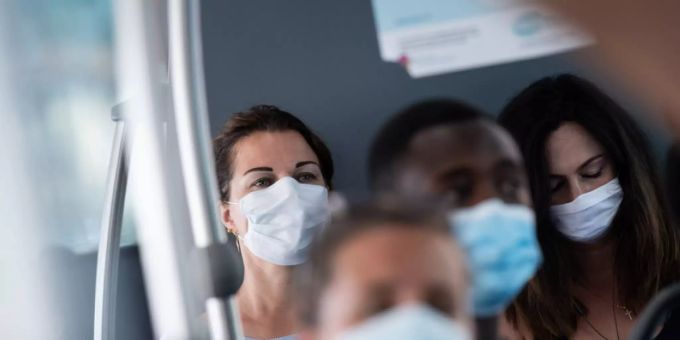 Alle Passagiere in den öffentlichen Verkehrsmitteln müssen Schutzmasken gegen die Verbreitung des Coronavirus tragen. (Archivbild) Alle Passagiere in den öffentlichen Verkehrsmitteln müssen Schutzmasken gegen die Verbreitung des Coronavirus tragen. (Archivbild)