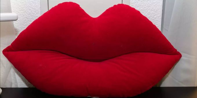 Rote Lippen standen bei der Ausstellung im Zentrum. Rote Lippen