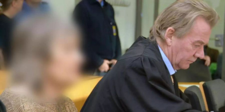 Die Angeklagte sitzt neben ihrem Anwalt Peter Hovestadt im Gerichtssaal. Die mutmassliche Sekten-Chefin wurde wegen Mordes an einem damals vierjährigen Jungen verurteilt. Foto: Jörn Perske/dpa