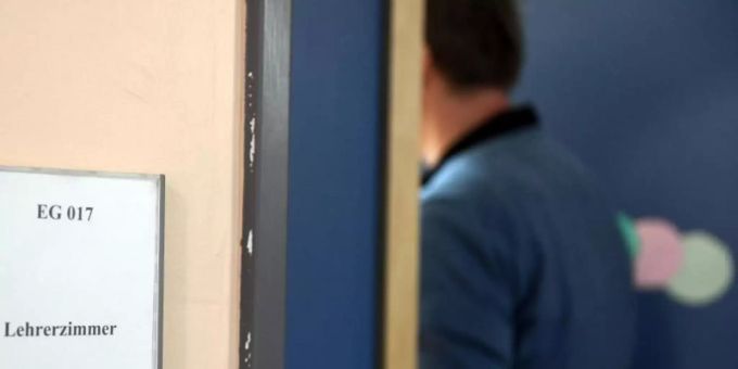 Ein Mann geht an einem Schild vorbei, das den Weg zum Lehrerzimmer weist. (Symbolbild). Foto: Maurizio Gambarini/dpa trüllikon eltern