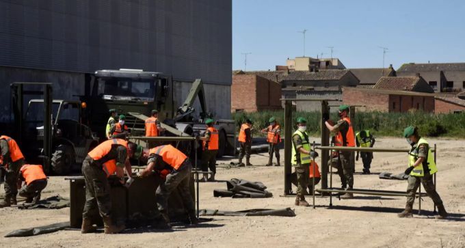 Soldaten des spanischen Militärs errichten am 16. Juli in der Region Aragon ein Quarantäne-Camp für Saisonarbeiter. Coronavirus Spanien Aragon Welle