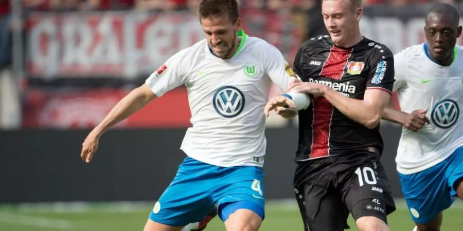 Der Wolfsburger Ignacio Camacho (l) muss seine Karriere beenden. Foto: Federico Gambarini/dpa