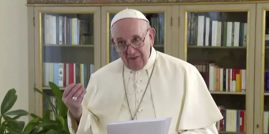 HANDOUT - Papst Franziskus spricht am vierten Tag der 75. Generaldebatte der UN-Vollversammlung in einer vorher aufgezeichneten Videobotschaft, die im Hauptquartier der Vereinten Nationen abgespielt wird. Foto: -/UNTV/AP/dpa - ACHTUNG: Nur zur redaktionellen Verwendung im Zusammenhang mit der aktuellen Berichterstattung und nur mit vollständiger Nennung des vorstehenden Credits