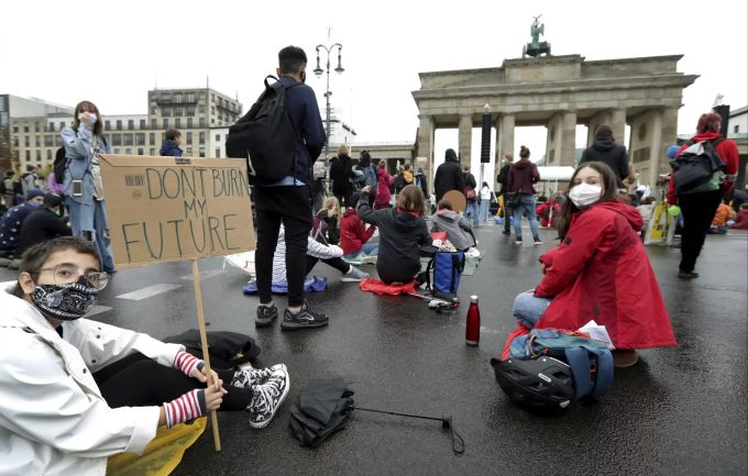 Junge Klima-Aktivisten bei einem «Fridays For Future»-Proteste vor dem Brandenburger Tor. Berlin, 25. September Germany Climate Protest