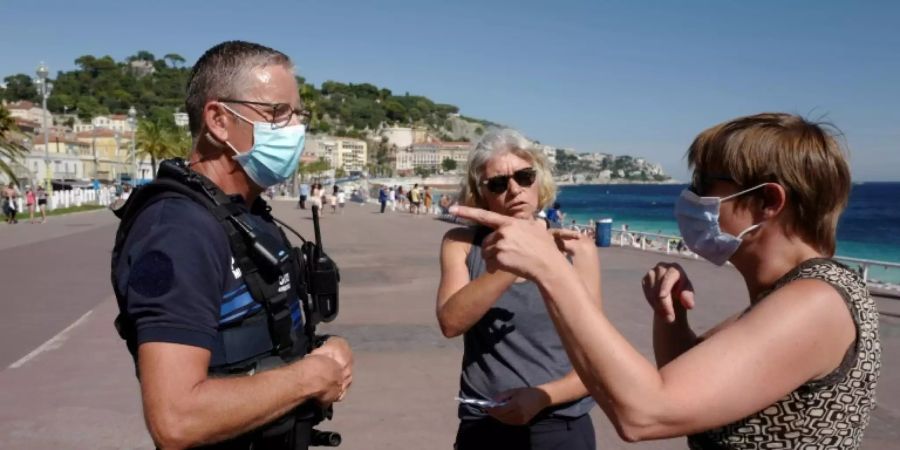 Maskenpatrouille an der Strandpromenade von Nizza