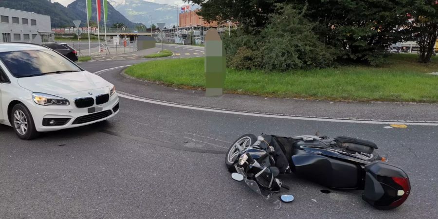 Kollision zwischen Auto und Motorrad im Kreisverkehr